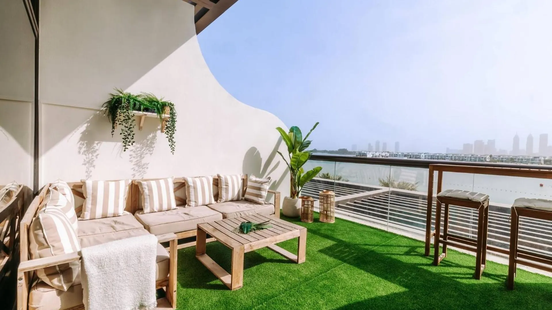 Apartment Beachfront Bliss On The Palm Jumeirah Dubai
