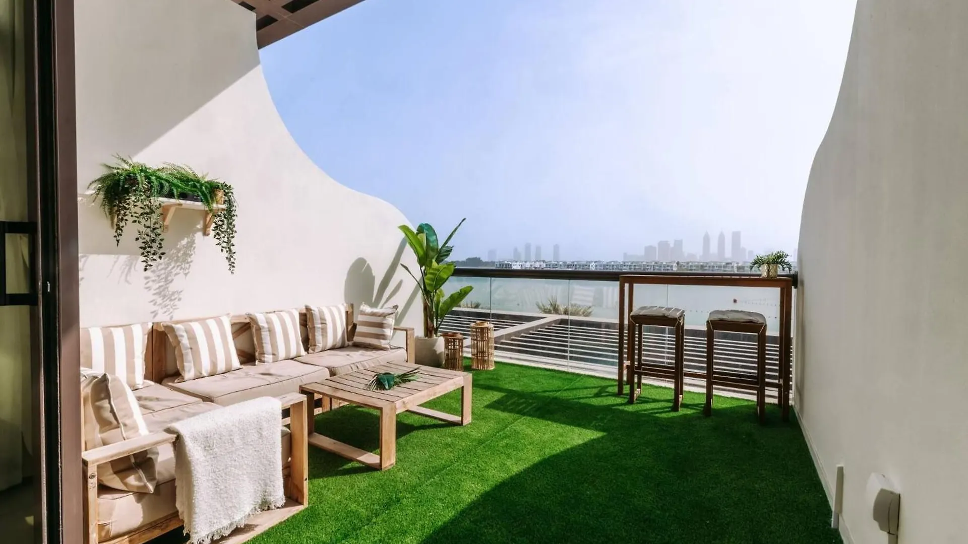Beachfront Bliss On The Palm Jumeirah Dubai